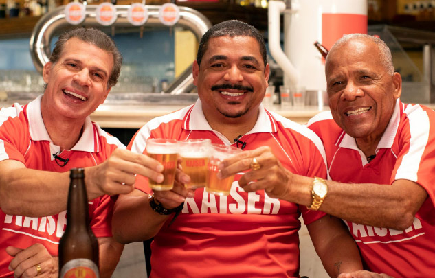 Túlio, Vampeta e Dadá brindando.